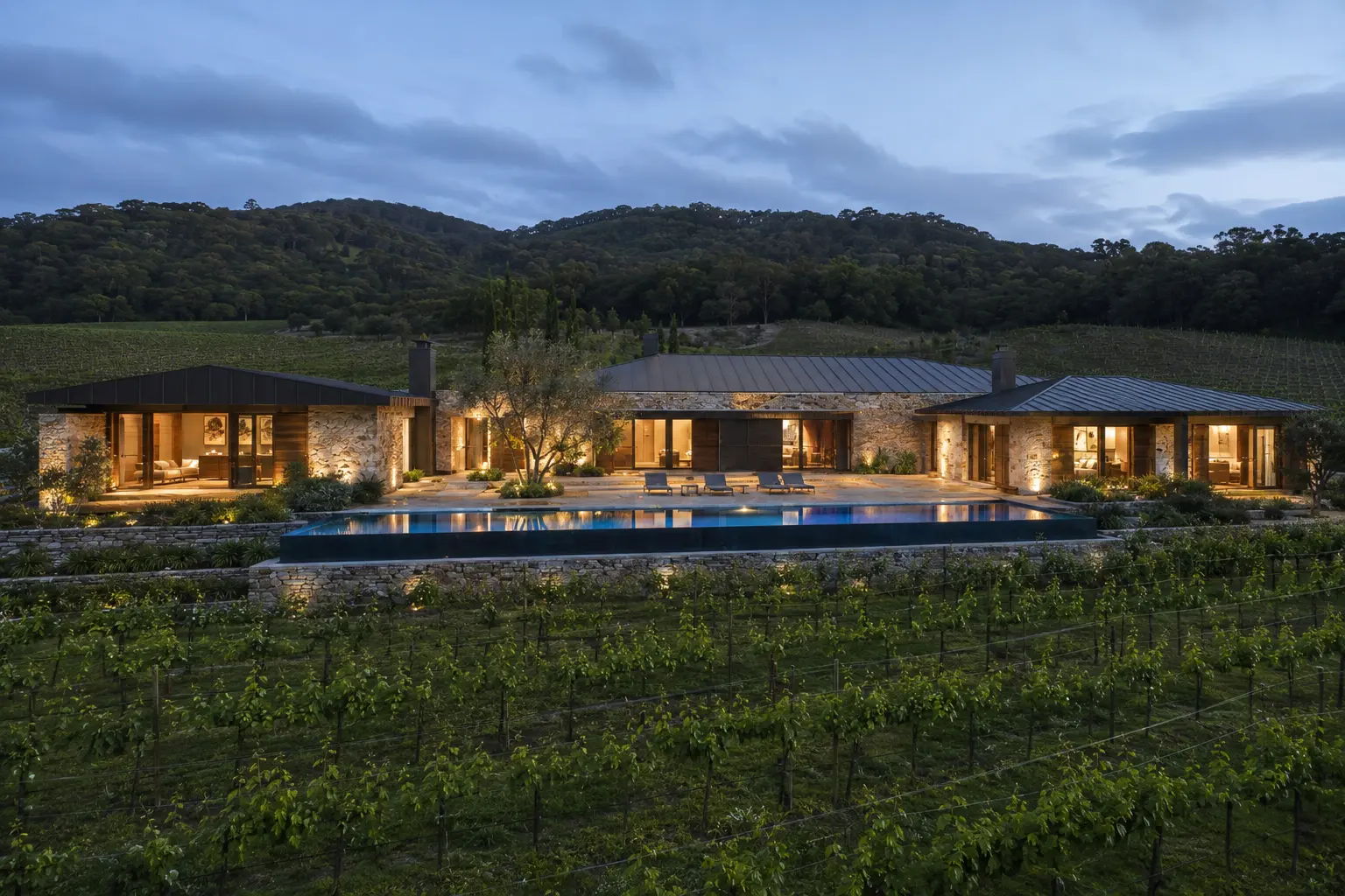 Casa Vale Dourado — fachada e implantação